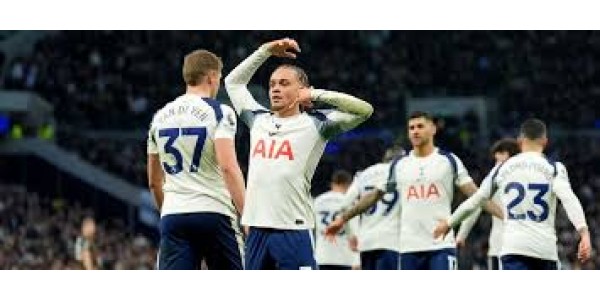 Tottenham Hotspur erlitt eine überraschende 0-3-Niederlage gegen Nottingham Forest. 